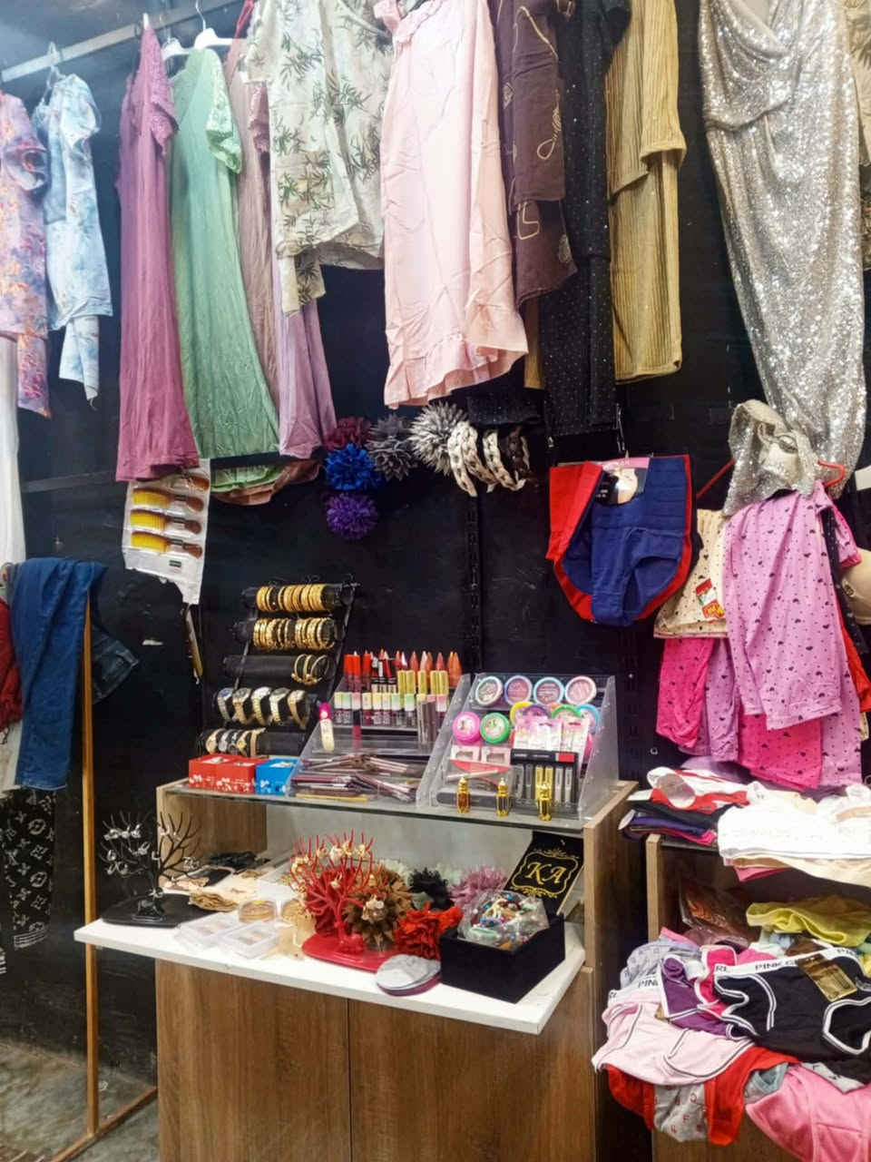 كوزمتك للبيع 
مكانه كربلاء حي العسكري يم سوك العابد
الاستفسار اكثر اتصال برقم ***********
مكلفه بلنشر
