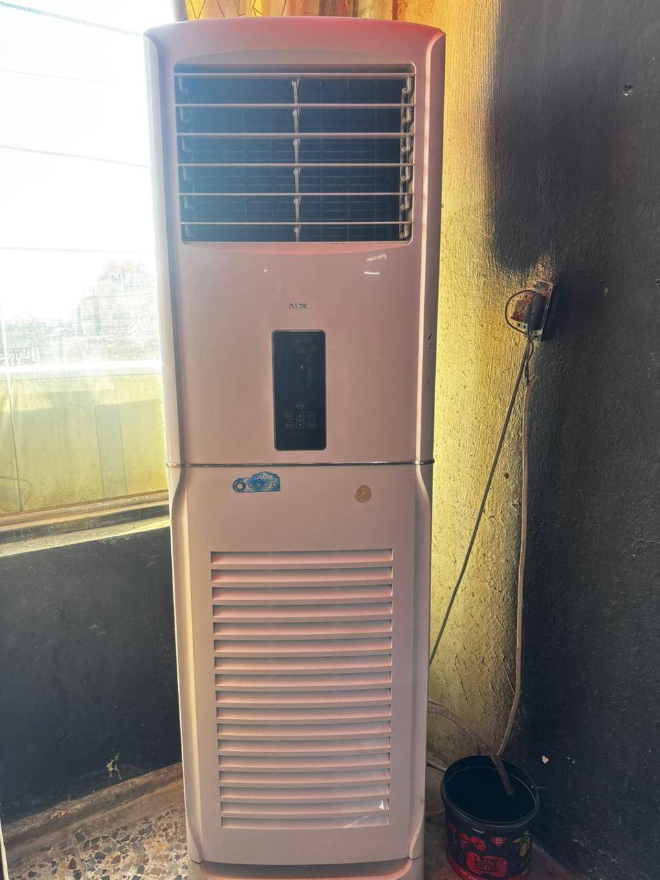 سلام عليكم سبلت 3طن جديد موسم واحد مشتغل اسمه AUXاواكس سبلت بكاروتونه مامتشغل هواي سعر اتصل ***********
