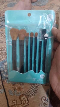 اكثر من 70 علبة بهذا الشكل كل علبة بيها 7 فرش مكياج يعني 490 فرشة السع...