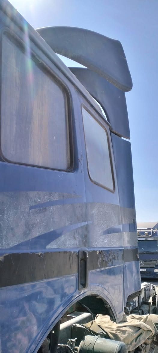 للبيع كاسحه وزعانف لكزز مديل تسعينات  بيه ضربه بركن   ابين واضح بل صور   تريده دك على رقم *********** لا يراسل  مكان النجف  سعر 400 الف
