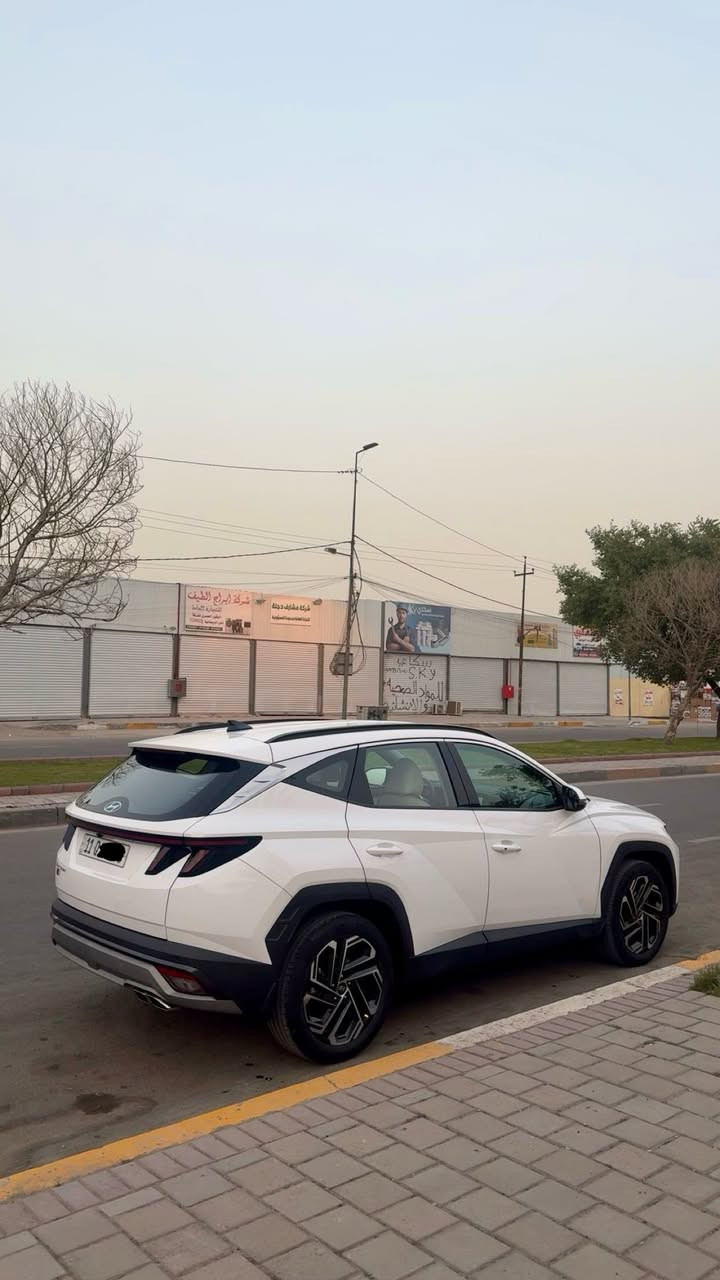 هونداي توسان 2025 خليجي

 ضمان الاولى موتورز  5 سنوات صيانه

ماشيه 19 الف

مرقم بغداد الرقم الدولي الجديد 

سيارة بيها صبغ بين البابين بسيط جداً الباقي كفالة عامة من كلشي 

قماره حديد 

بصمه تشغيل 

كراسي كهرباء 

داخل ابيض 

شاشه متصله الجديده 

صندوق كهرباء 

شاحن موبايل 

حساس امامي وخلفي 

لد نهاري 

لايت عدسه زينون 

بك لايت لد 

تبريد خلفي 

منافذ شحن 

تحكم استيرن كامل 

مري شفط ميموري 

السياره جديده ومكفوله من  كير ومحرك 

ورايدها 210$

الاتصال ***********

بغداد فلسطين
