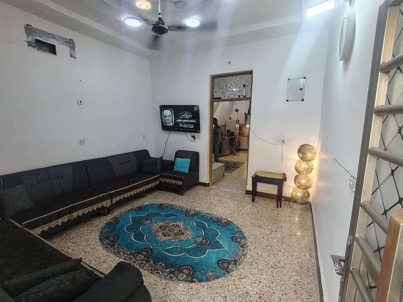 دار سكني تجاري. 
المساحة الكلية ٥٧ متر ركن.
الموقع : الزعفرانية الأربع شوارع.
خلف عمارة 4K للكاميرات.
رزاعي حجي جعفر سند ٢٥ وكالة ام الصورة.
تفاصيل الدار.
طرمة ٤ونص ×٢و٧٥سم.
 تحتوي على تواليت خارجي + مضلة للمغسلة + وغسالة. 
استقبال.
هول حولي.
حمام +تواليت داخلي.
مطبخ حار. +مطبخ بارد.
ترك.
درج كونكريت....
بناء حديث سنة 2025.
طابق واحد فقط.
سعر مناسب.....
للتواصل ***********.
