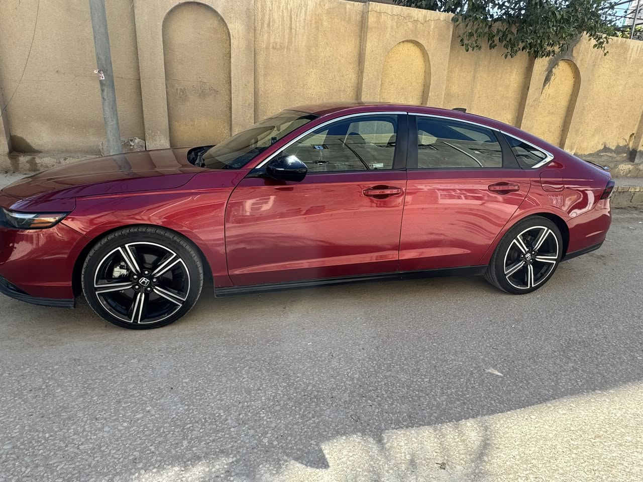 السلام عليكم موديل ٢٠٢٤ فول للبيع بيها جاملغ وبنيد مبدلات بدون دواخل ابد وباب السايق بيه صبغ سياره جاهزه ماشيه ٢٠ الف ميل السعر ١٧٠ وبيه شوه مجال للطيبين للاستفسار ***********
