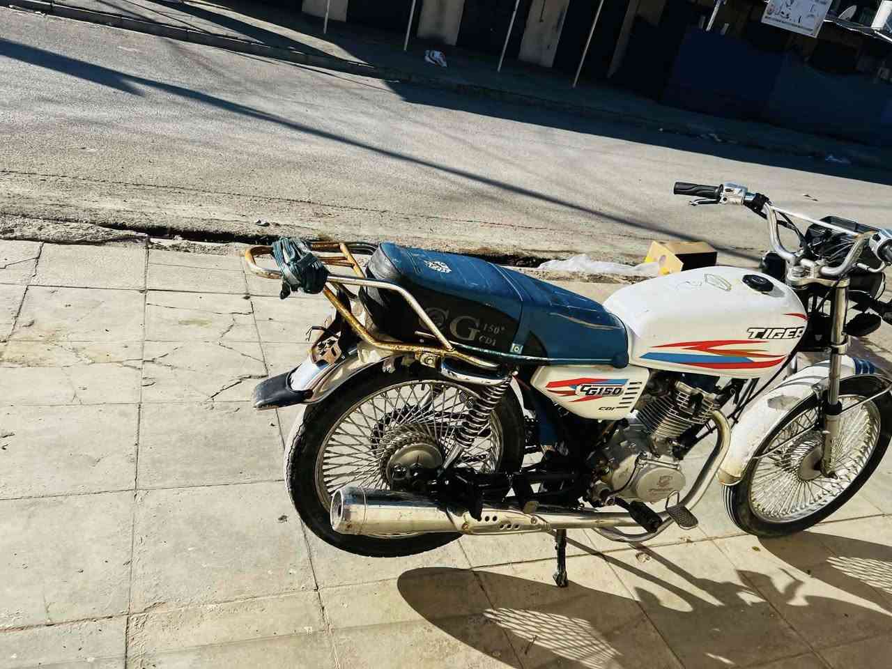 موطور للبيع اربعه كير
موديل ٢١ 

محرك مفتوح كهربائياته شغاله 

السعر ٣٠٠ وبي مجال 

اتصل ***********

ناحيه الزاب
