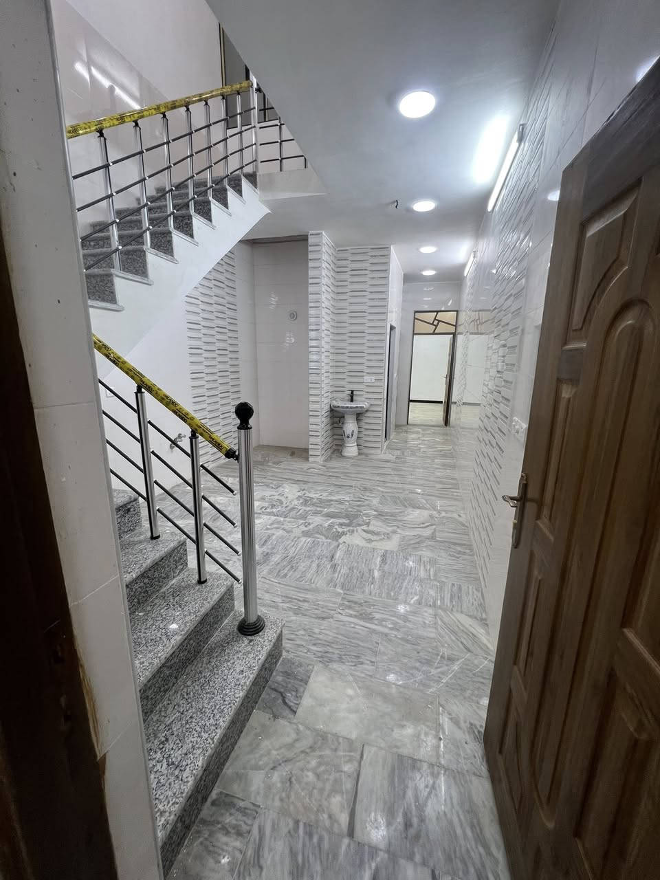 ٧٥ متر للبيع 
وجه ٣.٧٥ ونزال ٢٠ 
بناء ٢٠٢٦
طابقين استقبال ومطبخ وخدمات وغرفه 
فوك غرفتين وخدمات 
مع بيتونه وسطحين 
السعر ١٨٥ 
الشعب قرب حسينية ام البنين 
للاستفسار ***********
