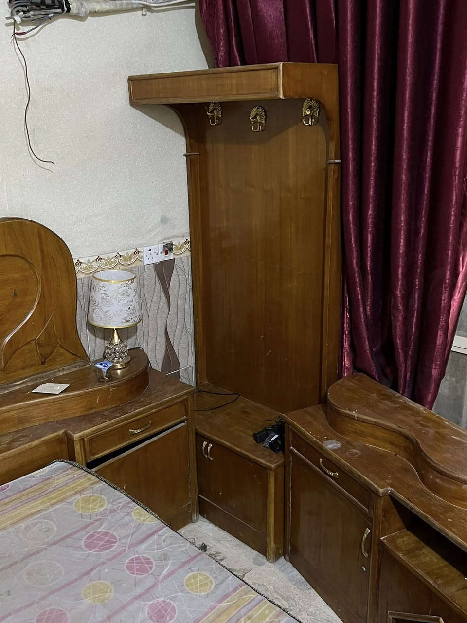 غرفة نوب أخشاب صاج عراقي
كنتور 
جرباية ميز تواليت المراية موجودة 
زاوية 
ميز 
البلديات ***********
