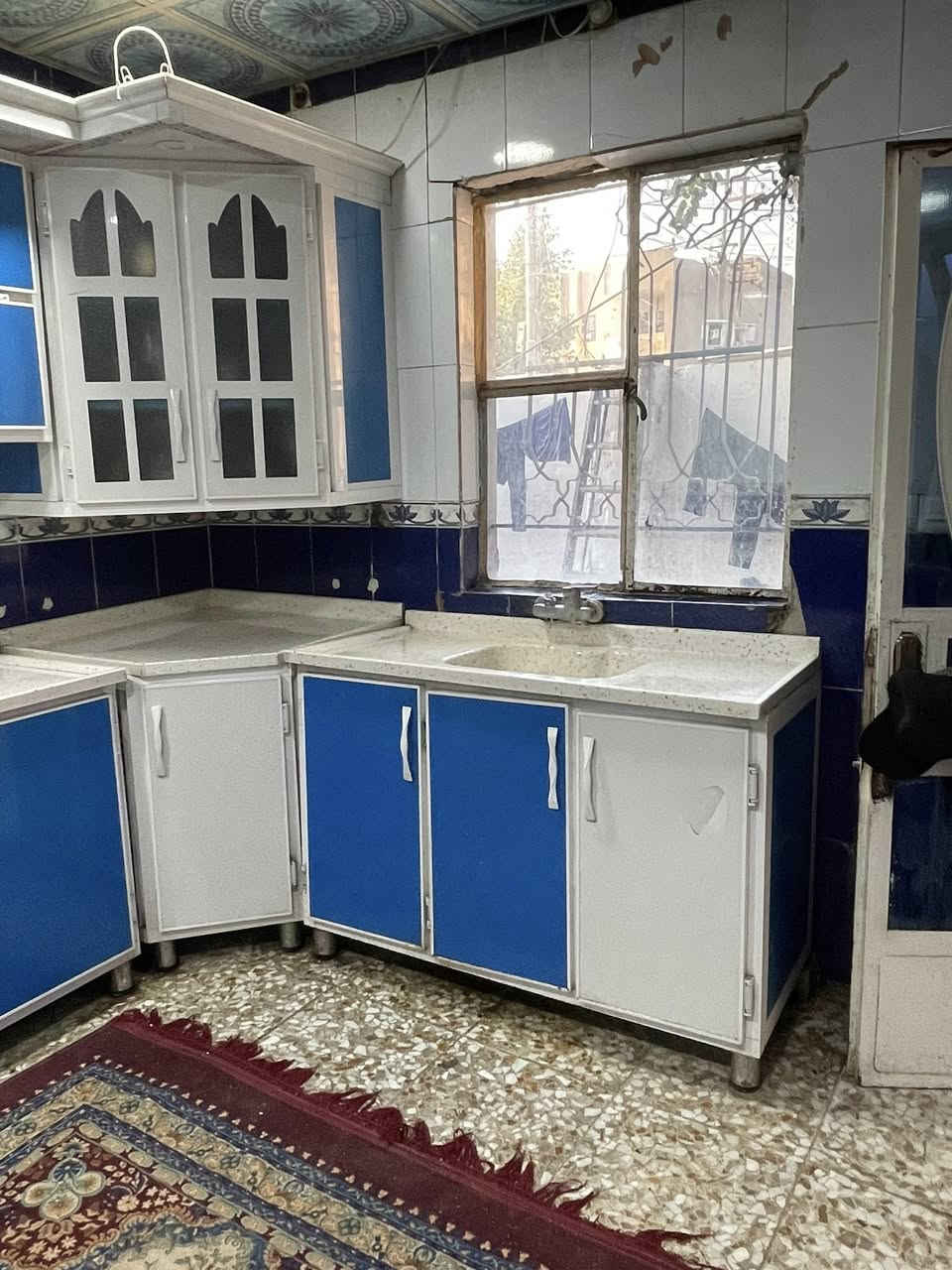 السلام عليكم كاونتر تفصال تكمه عمر يبقه وياك مفصلي بمليونين شاهد الله رايده بمليون 200 وبي مجال بغداد زعفرانيه *********** بي أضرار شي بسيط الباب بي فطر وباب اثنين فقط. شد براغي ابو الكاونتر الي يفتحه ويشده يسويهن بسيطات كلش مع الطباخ كزاز
