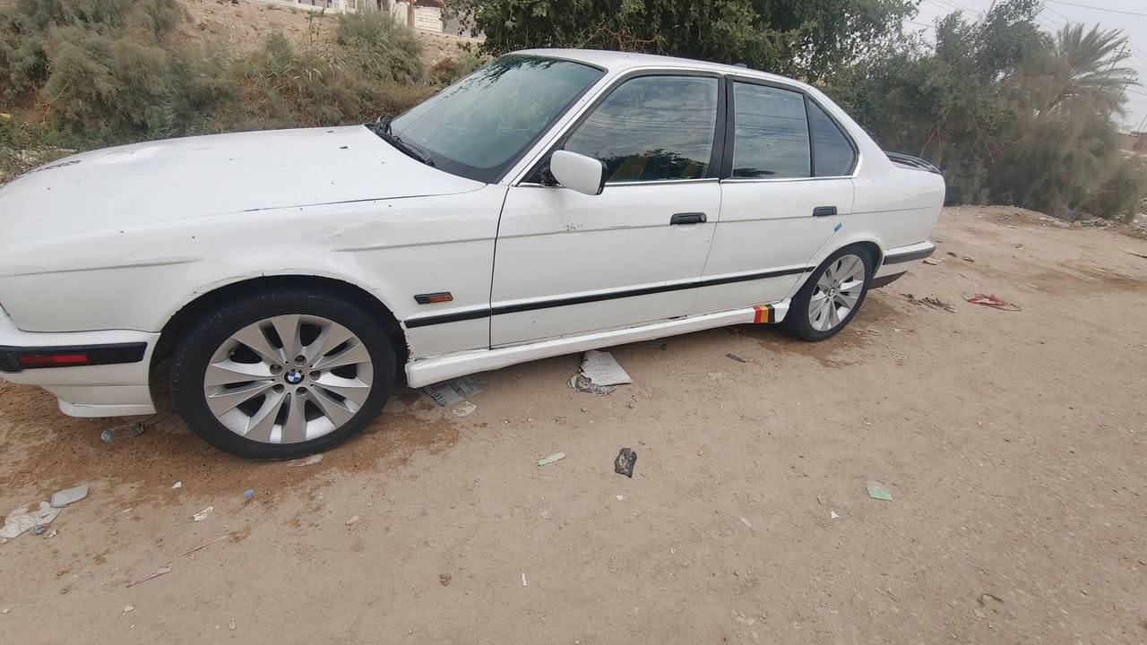 السلام عليكم ورحمة الله
بي ام ٥٢٠ بلاد مسكر فانوس
مديل٩٤
أربع جام كهرابائي
كير أوتو 
كير ومحرك بشرط

سياره سته يسلندر بلاد
السعر ٤٣وبيها مجال

مكان السياره الناصريه
هاتف ***********
