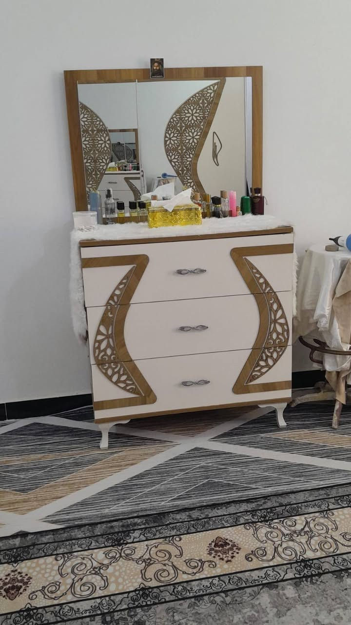 غرفه اخشاب مستخدمه قليل 
للبيع 
الهاتف :***********
