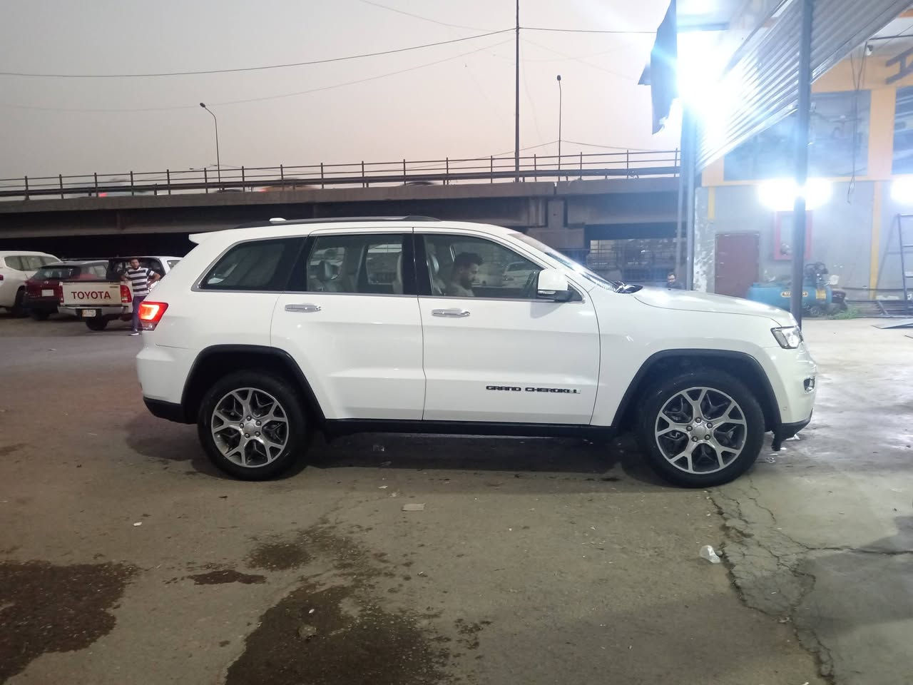 🔥للبيع – جيب كراند شيروكي خليجي (لمتد ابلاص)كامل مواصفات
الانبار الكرمه 
✨ موديل: 2019 خليجي
✨ فئة: Limited (لمتدد بلص)
✨ بدون أي حادث
✨ رقم بغداد
ماشيه 66
💎 المواصفات الكاملة:
✔️ محرك 6 سلندر 3600
✔️ دبل (دفع رباعي)
✔️ فتحة سقف بانوراما
✔️ جلد فاخر وكالة
✔️ شاشة كبيرة 3 + نظام ملاحة
✔️ كاميرا خلفية + حساسات أمامي وخلفي توقف ذاتي
✔️ تشغيل بصمة (دخول وتشغيل بدون مفتاح)
✔️ ريموت ستارت (تشغيل عن بعد)
✔️ مقاعد كهرباء + تسخين مقاعد
✔️ مثبت سرعة
✔️ تخم تاير جديد
✔️ إنارة LED نهارية
✔️ نظام ثبات إلكتروني
🚗 السيارة استخدام شخصي، نظافة عالية جداً، فحص كامل.
🔥 ما تحتاج صرف نهائياً – عليها ادامه كامله.
💰 السعر 280
📞 ***********
