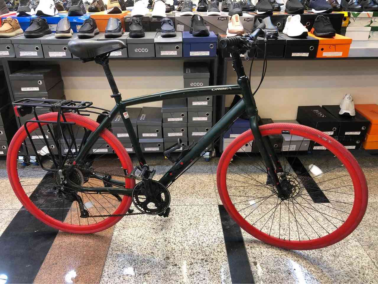 پاسکیلی ئەلمانی 
حجم ٢٨ قیاس گەورە
پاسکیلەکە لە ئەوروپا هاتۆتەوە
پاسکیلە ئیستۆپ دیسک و رۆنە
دواوەی ٩ گێر بیلادە
خاوێنی ٩٠٪
لە هەولێرم 
نرخی ١٥٠ هەزار و مەجالەکی کەم
*********** أربيل, العراق
