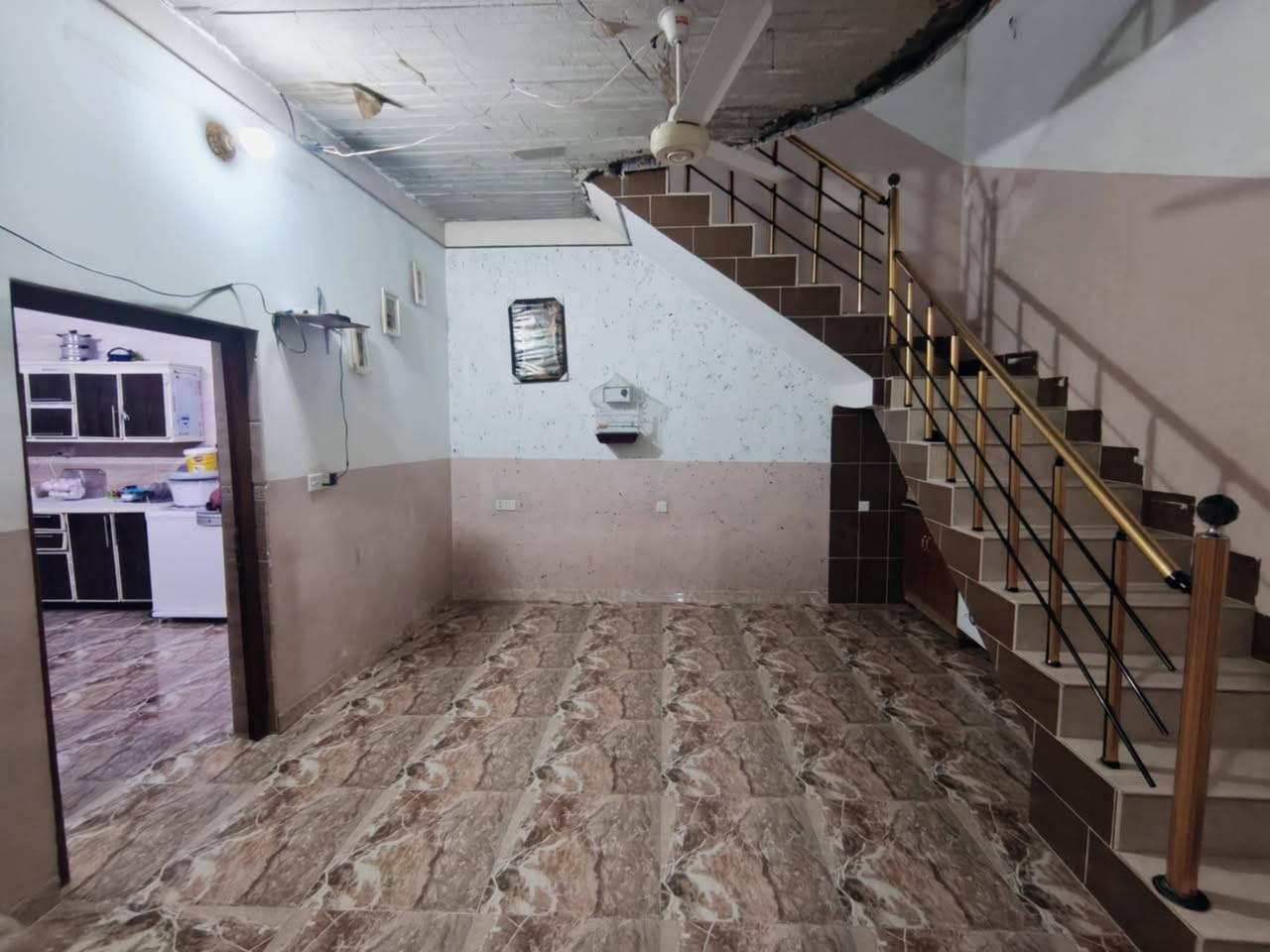 سلام عليكم ورحمة الله دار للبيع كركوك جوبلجة مقابيل عرفة المساحة 250متر طابقين غرفتين نوم و صالون و مطبخ و صحيات داخلي و هول كبير و أيضا بي مشتمل يتكون المشتمل من غرفة نوم و صالون و مطبخ و صحيات خارجي السعر 80مليون و بي مجال اتصلو على هاي الرقم ***********
