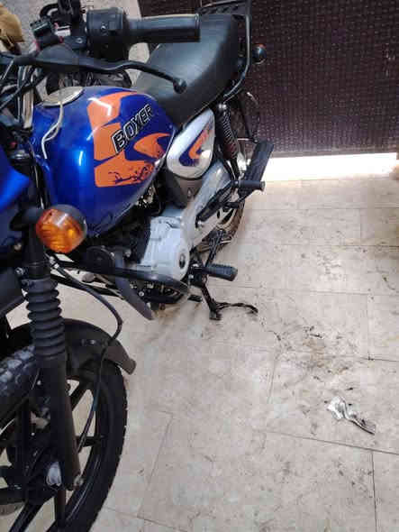 السلام عليكم دراجه بوكسر مرقمه وبيه لوحه نكليزي موديل 2023بل سنويه وهيه الدراجه نزله با 2024 وعشرين الدراجه شوفت عينك مليونين وربعميه وبيه مجال مكاني الشعب ***********
