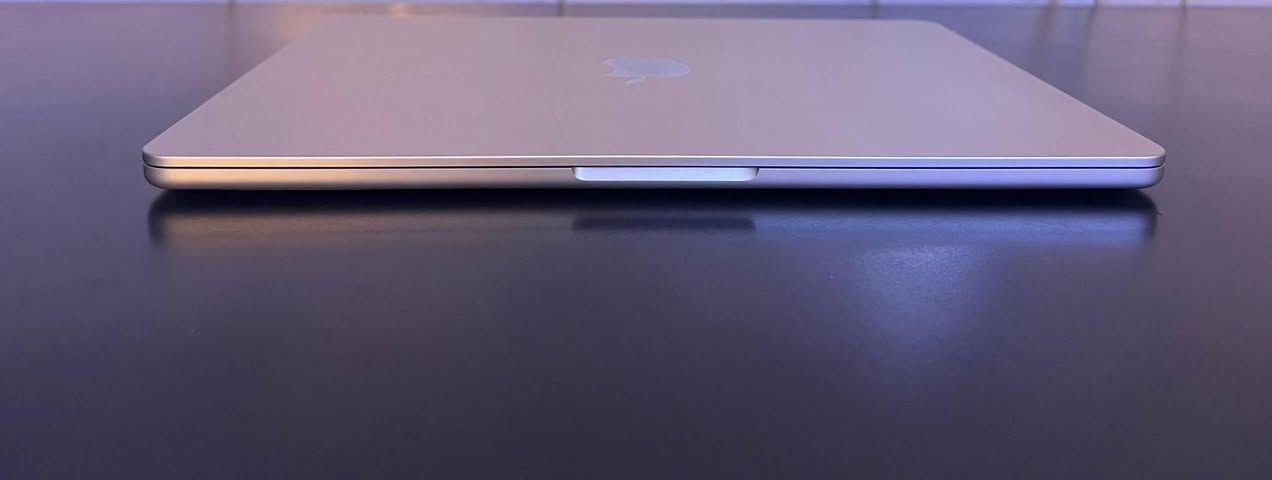 MacBook Air 2022 13.6” M2 

Ram 8 | SSD 500 

Battery 88 - Cycle 311

***********
