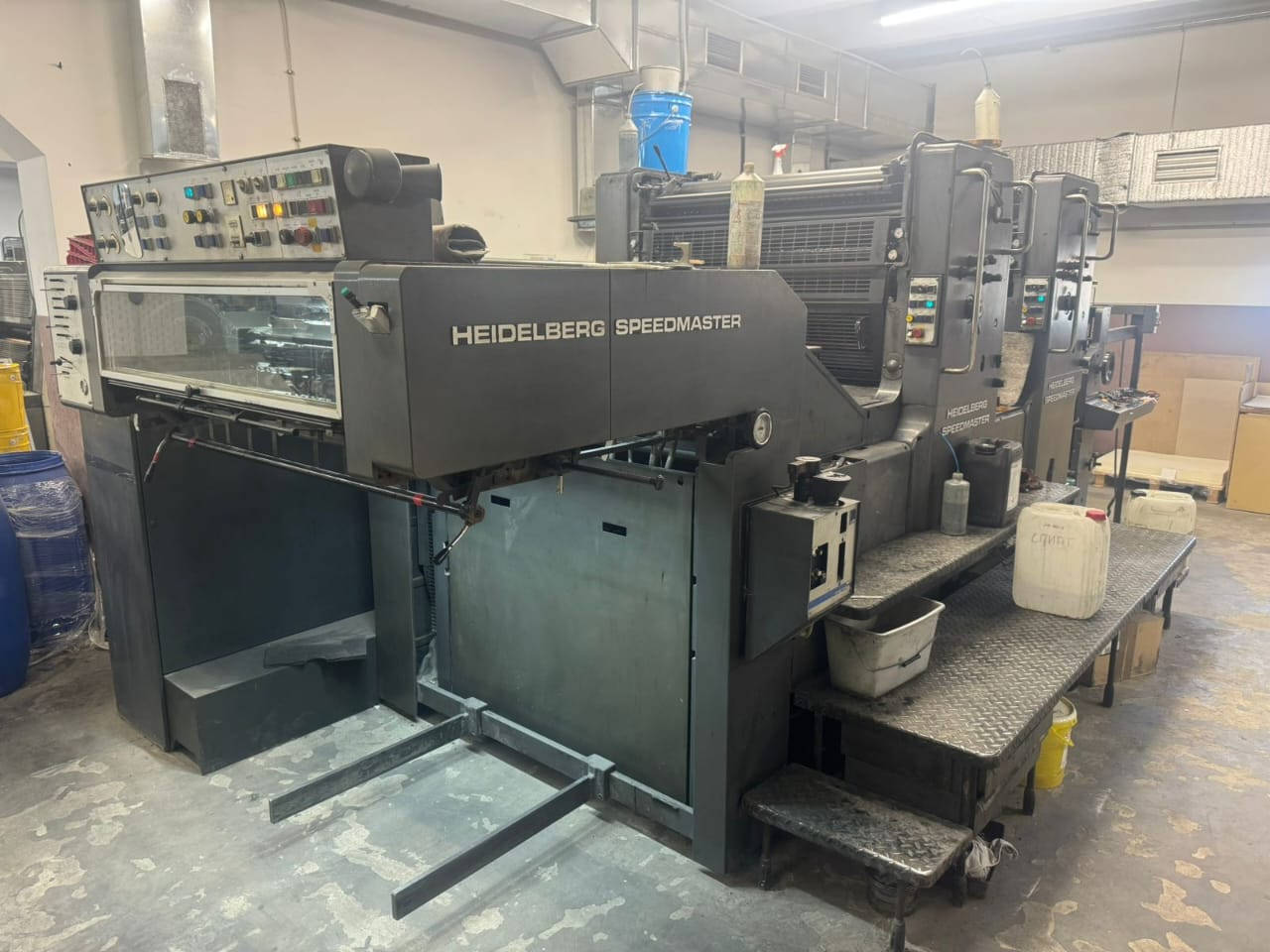 للبيع ماكينة طباعة أوفست ألمانية لونين قوية وموثوقة
🔥 Heidelberg SM 102 ZP
📍 موديل 1988
📍 ما تزال تعمل بالإنتاج حتى الآن
📍 بدون أي مشاكل أو أضرار

إذا كنت تبحث عن ماكينة اقتصادية وعملية لطباعة الأعمال التجارية والتغليف بجودة ألمانية معروفة، فإن Heidelberg SM 102 ZP تعتبر خياراً ممتازاً للمطابع التي ترغب بتوسيع الإنتاج وتحقيق أرباح مستقرة.

━━━━━━━━━━━━━━━

📌 المواصفات الفنية:

✅ Model: Heidelberg SM 102 ZP
✅ Year: 1988
✅ Printing Configuration: 2+0 / 1+1
إمكانية الطباعة لونين وجه واحد أو لون/لون وجه وقفا
✅ Equipped with Perfector
نظام قلب الورق للطباعة على الوجهين بكفاءة عالية
✅ Counter: 149 Million Impressions
عداد 149 مليون طبعة
✅ Water Dampening System
نظام ترطيب مائي للحصول على استقرار ممتاز بالألوان وجودة طباعة عالية
✅ Grafix Powder Spray System
نظام بودرة احترافي لمنع الالتصاق وتحسين جودة المطبوعات
✅ Machine Status: Still in Printing
الماكينة تعمل بالإنتاج حتى الآن
✅ Condition:
No Problems – No Damages
بحالة ممتازة وبدون أي أعطال أو أضرار

━━━━━━━━━━━━━━━

🎯 مناسبة لإنتاج:

✔️ الكتالوجات والمجلات
✔️ البروشورات الدعائية
✔️ الفواتير والدفاتر
✔️ الملصقات التجارية
✔️ المطبوعات التعليمية
✔️ الطباعة التجارية اليومية
✔️ أعمال الطباعة وجه وقفا

━━━━━━━━━━━━━━━

💡 لماذا تعتبر هذه الماكينة فرصة استثمارية ممتازة؟

🔹 ماكينة Heidelberg الألمانية معروفة عالمياً بالقوة والاعتمادية
🔹 نظام Perfector يوفر الوقت ويزيد سرعة الإنتاج
🔹 مناسبة للمطابع الصغيرة والمتوسطة الراغبة بالتوسع
🔹 تكلفة تشغيل وصيانة اقتصادية مقارنة بالإنتاجية
🔹 جودة طباعة ثابتة مع سهولة التشغيل
🔹 ماكينة جاهزة للعمل والإنتاج فوراً

━━━━━━━━━━━━━━━

📈 الاستثمار بهذه الماكينة يساعدك على:

✅ زيادة القدرة الإنتاجية للمطبعة
✅ تنفيذ أعمال الطباعة التجارية بسرعة وكفاءة
✅ تقليل تكاليف التشغيل والإنتاج
✅ دخول سوق الطباعة وجه وقفا باحترافية
✅ تحسين جودة الطباعة وزيادة رضا العملاء
✅ تحقيق أرباح مستقرة بعائد استثماري ممتاز

━━━━━━━━━━━━━━━

📩 للتواصل والاستفسار والسعر:
راسلنا مباشرة عبر الخاص أو واتساب.
0750 894 1424

#Heidelberg #SM102ZP #OffsetPrinting #PrintingMachine #معدات_طباعة #ماكينة_طباعة #مطابع #طباعة_اوفست #معدات_صناعية #ف
