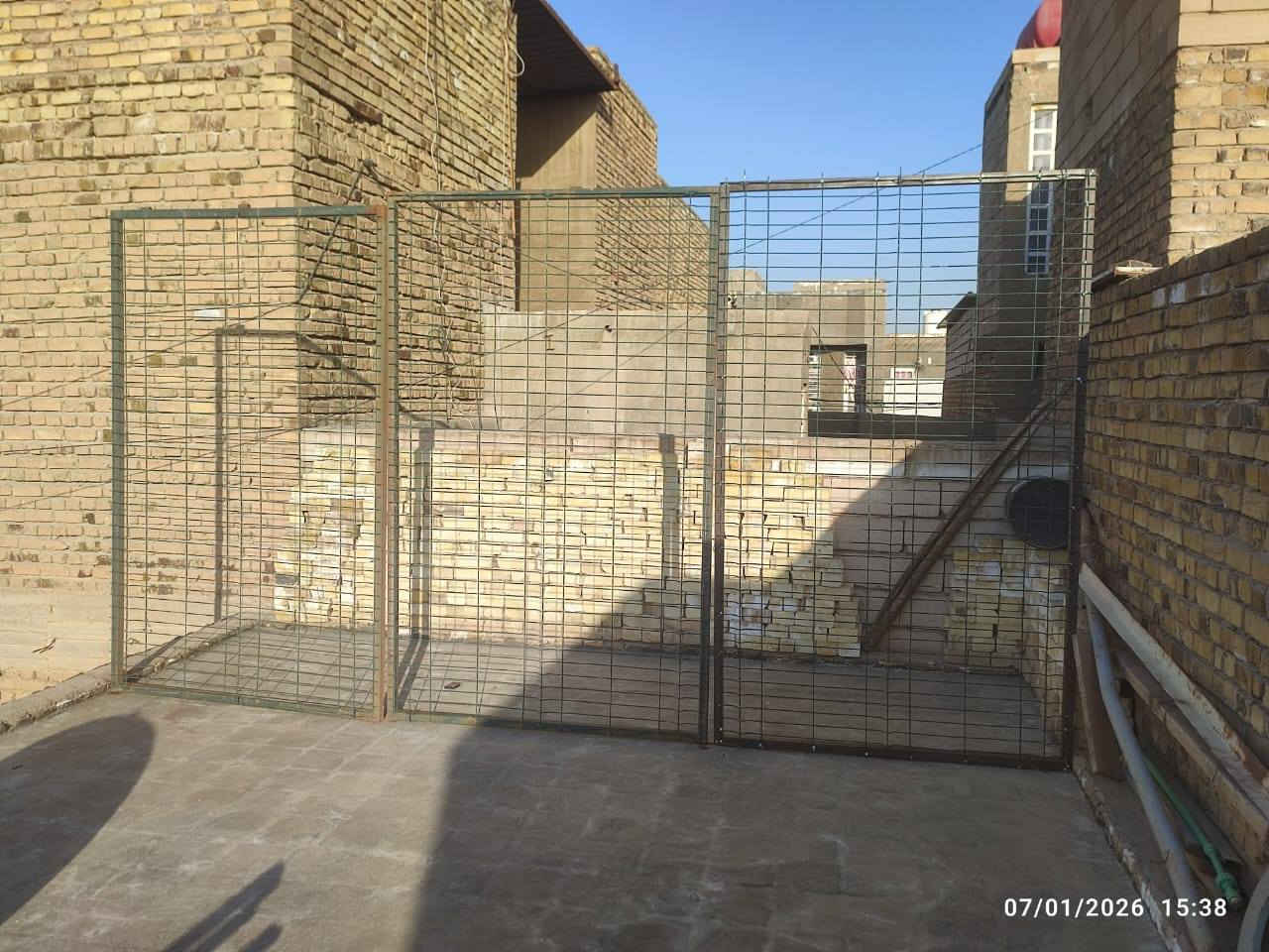 سلام عليكم اخوان  ٣ واجهيات بهلشكل ارتفاع مترين ونص ولعرض متر ونص بوري انج ونص مليمين BRc مغلون ايضآ ثقيل س القطعه ٧٥  ) ***********
