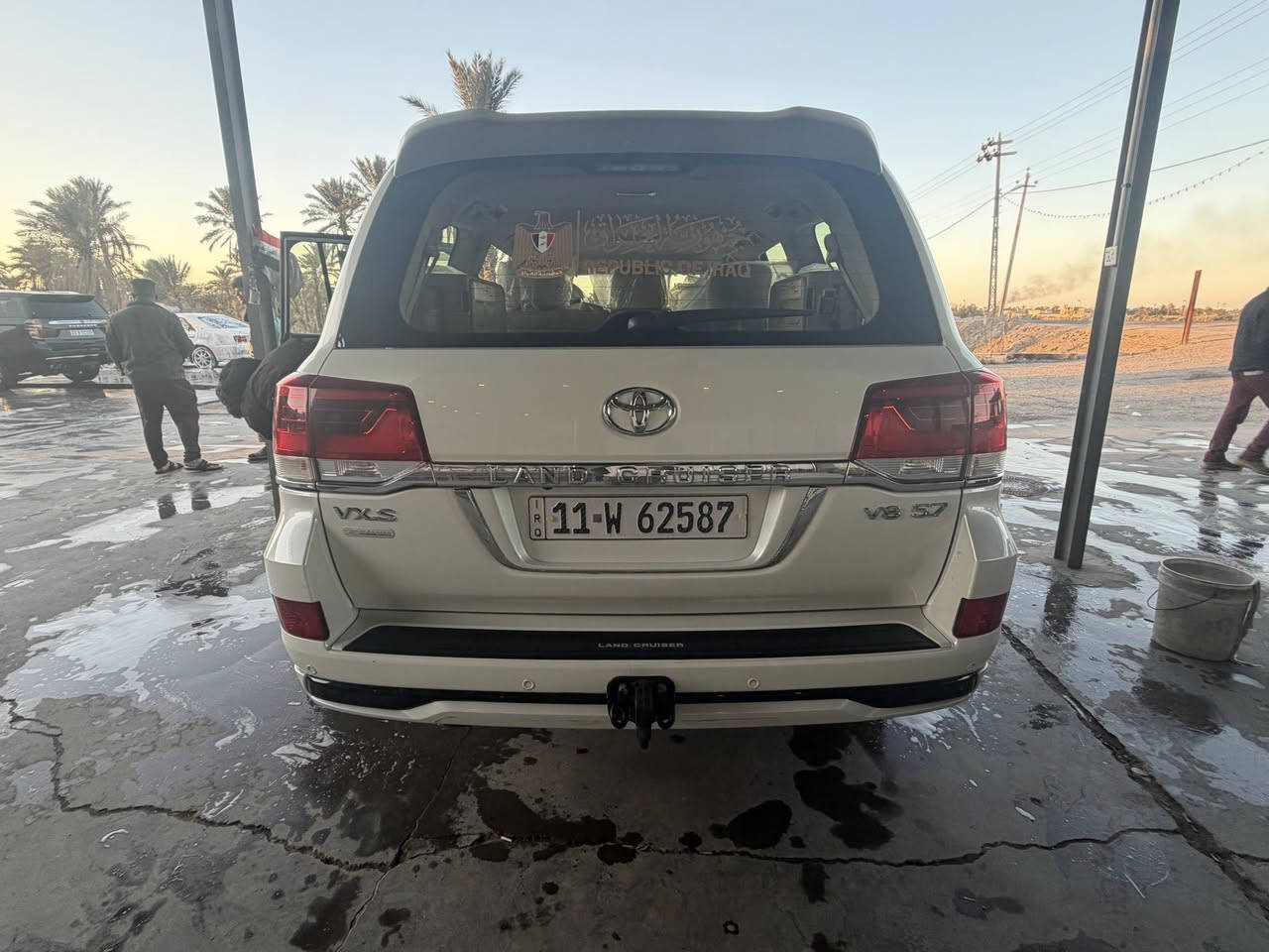 بسم الله الرحمن الرحيم
السلام عليكم 
لاند كروزر vxs اعلى فئه 
سنه الصنع :2017 
حجم المحرك :5700
عدد الاسطوانات :8 
عدد الركاب :7 
مواصفات لكزس معروفه
شاشات خلفيه وريمونت تحكم
ثلاث قطع تبريد
كشنات ميموري
كاميرات 360
صندوق كهرباء
تحديد مسار
نقطه عمياء
ردارات
جكات
فتحة سقف
ايرباگ عدد 12
سستم صوت JPL
الضوء العالم تلقائي
رقم بغداد انگليزي
مكاني البصره قضاء المدينه 
رقم الهاتف :***********
بيع او مراوس بلكزز 2016 او 2017
ملاحضه السياره بيها ضربه خفيف وراجعه عالبارد بالهلال الخلفي

