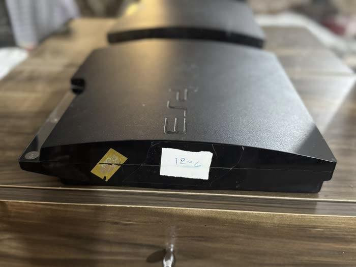 للبيع: جهاز PlayStation 3 بحالة ممتازة
• الموديل: PlayStation 3

 • السعة: 120 جيجابايت

 • الحالة: نظيف جداً وكأنه جديد

 • النظام: الأصلي مع إمكانية تحديثه

 • الخصائص:

 • يعمل بشكل ممتاز سواء على الإنترنت أو بدون

 • يمكنك اللعب أونلاين عبر PlayStation Network بدون مشاكل

 • جهاز متوافق مع متجر PlayStation Store لتحميل الألعاب بسهولة

 • الألعاب المتوفرة: يشمل العديد من الألعاب الرائعة مثل:

 • GTA: San Andreas

 • Minecraft

 • ألعاب كثيرة من متجر زيكو ستور المعروف

 • السعر: 125,000 دينار، وبي مجال إذا انت شراي يمكنك التفاوض على السعر في أي وقت.

 • ملاحظة: يوجد مقطع توضيحي للمواصفات والألعاب.

*********** واتساب 

إذا كنت مهتمًا، لا تتردد في التواصل

العراق / بابل / الحلة
