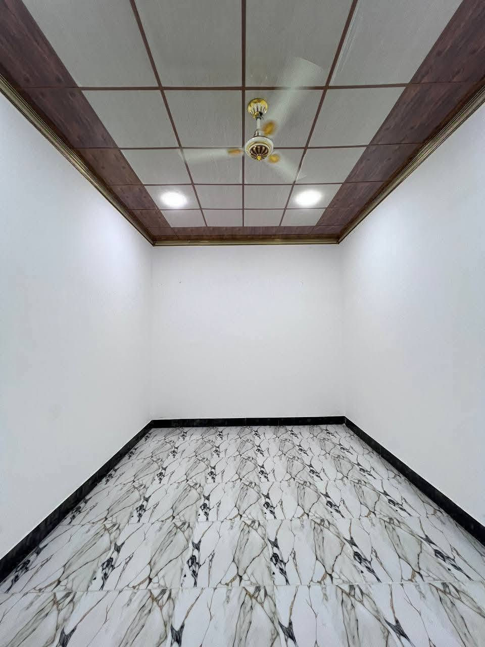 يتوفر الدينا بيت للبيع في ابي الخصيب حمدان طابو زراعي عراقي سند 25وكله ونسخه من طابو مباشر تكاتب معا ابو طابو عراقي موجود مساحة البيت 100 م مربع 10في10 يحتوي على 2غرف منام وصاله اوديوان اومبطخ اوكراج بيت بناء جديد شغل دراجة أولى جميع الخدمات منطقة متكاملة ثاني بيت عن تبليط سعر البيت 60مليون وقابل اللتفاوض مكان كلش حلوة إلا ستفسار رقم الهاتف *********** على شارع 9متر قير مسكون جاهز للسكن مكان كلش حلوة
