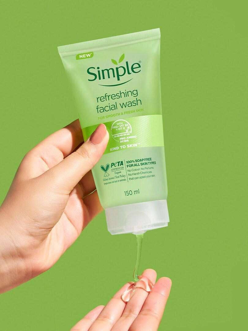 💚غسول سمبل للبشره المختلطة  
‏ Simple refreshing facial wash
غسول سمبل المنقي يعمل على إزالة الأوساخ والزيوت وبقايا المكياج من الوجه كما يعمل على تنقية المسام المسدودة بعمق وتخلص من حب الشباب، وعدم وجود لمعان دهني مكون من مجموعة من الفيتامينات لتغذية وإنعاش البشرة وتحرير الكولاجين فيها 

✅يحتوي على فيتامين E *** وفيتامين BS وأحماض برو أمينو. تركيبته مصممة خصيصاً للبشرة المختلطة ينظف بلطف وفعال مع ترك البشرة تشعر بالمرونة والراحة والانتعاش على الفور ومناسب للاستخدام اليومي ✔️
#الاصلي المنشأ بولندي 🇵🇱💯
السعر 6 الف 😍


**إذا كنت صاحب هذا الإعلان وتريد حذفه لأي سبب، رجاءا أرسل رسالة إلى الدعم الفني**