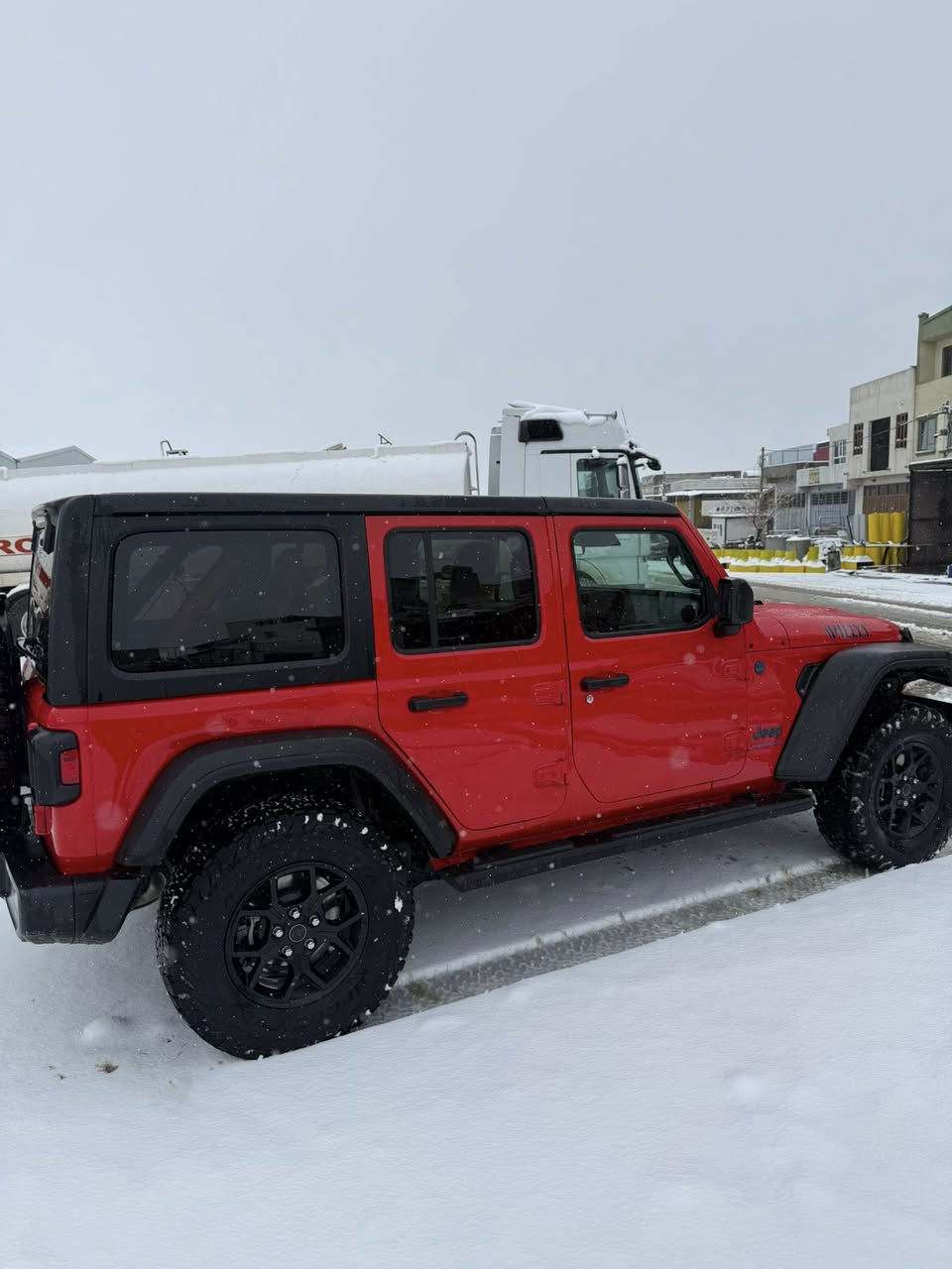 السلام عليكم جيب رانكلر موديل2024 هايبرد ماشيه 16 mil
للبيع 

1.بصمه  
2.شحن خارجي 
3. شاشه 
4.لايتات زنون هايلوجين
5.كشنات جلد او شموا احمر بلادي 
6.سقف اسود بلادي 
7. تحكم استرين
8. ويل حجم 17
9. حساس خلفي
10 .رادار جانبي 
11 .تاير جبلي بلادي  

حادثً بين بابين سكن تبديل بابين بلاديً مابي صبغ
رقم سليمانية باسمي
------- 
رانگلەر مۆدێل ٢٠٢٤ هایبرێد کارەبا بەنزین مواسەفات وایلس 
یەک پارچەی بۆیاخە رەسمی سۆنەرەکەشیم داناوە پشت و پێشی کەپسە تەنها ١٦ هەزار مایل
رۆشتووە لۆک لۆکە
-------
سعر ٣١٥ ورقة بيها مجال
315 وەرقەو مەجالیشی تیایە

---***********---
سليمانية
