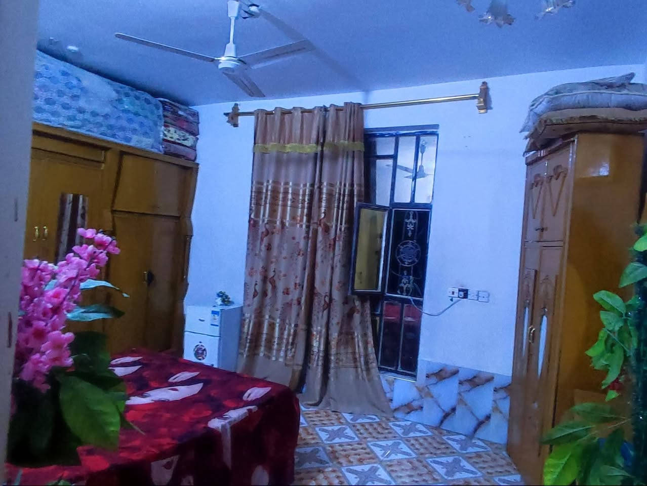سلام عليكم بيت بحي السلام الثاني ركن كامل مواصفات على شارع العام المضيف 7في4الصاله 3في4 الهول 9في4 غرفتين نوم 5في 4 الاستفسار على هذا الرقم***********👍
