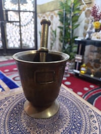 هاون ابو الاانكر وزنه 5 كيلوارتفاع 17 سم واليده ارتفاع 26 للبيع سعره 1...