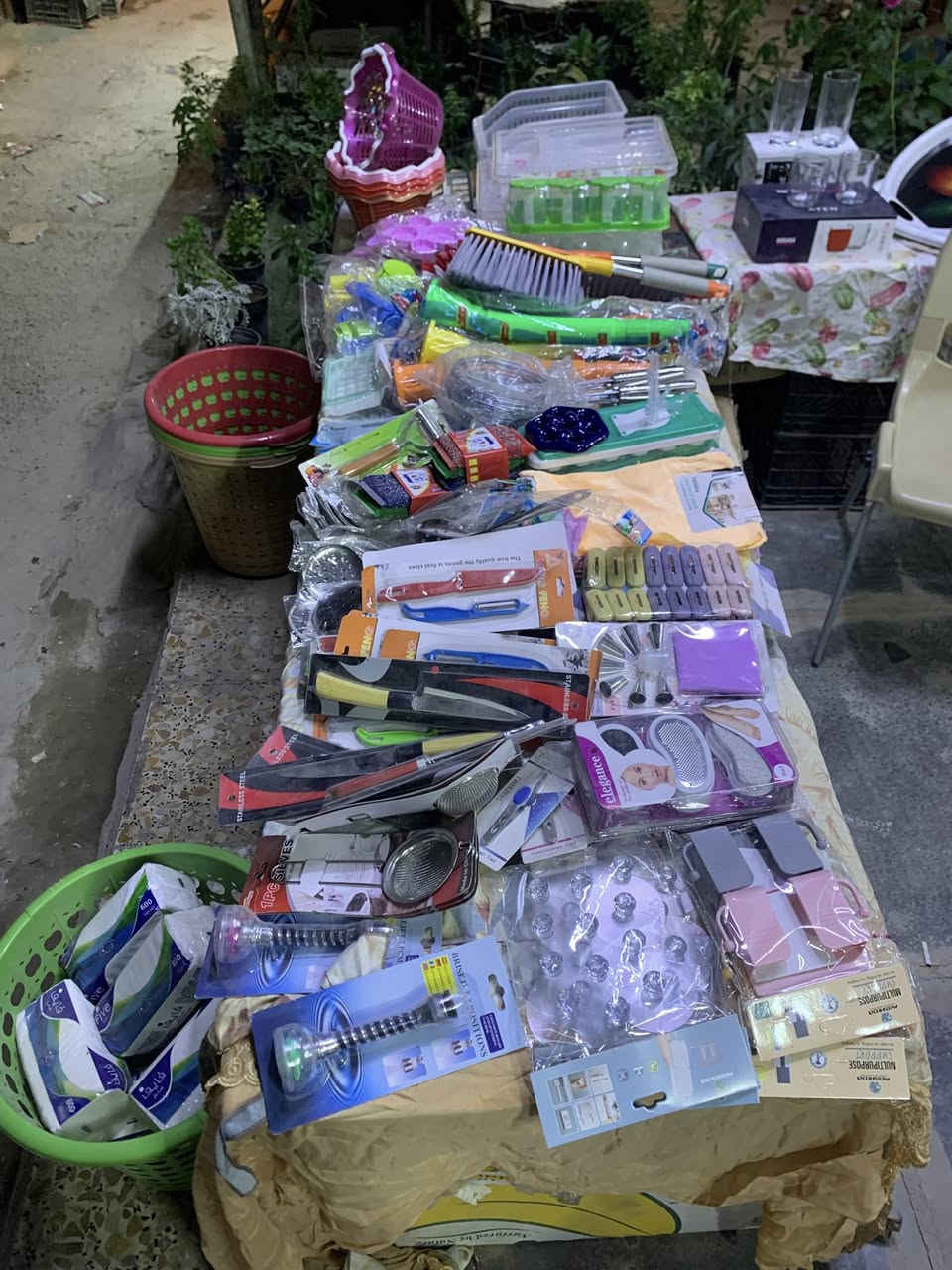 غراض محل مواد منزليه ومكياج وألعاب للبيع +الرفوف السعر مليون وربع قفل 
العنوان الحريه الثانيه 
الرقم ***********
رجاءً مو شراي ليدخل رجاءءءءءءءءءً
