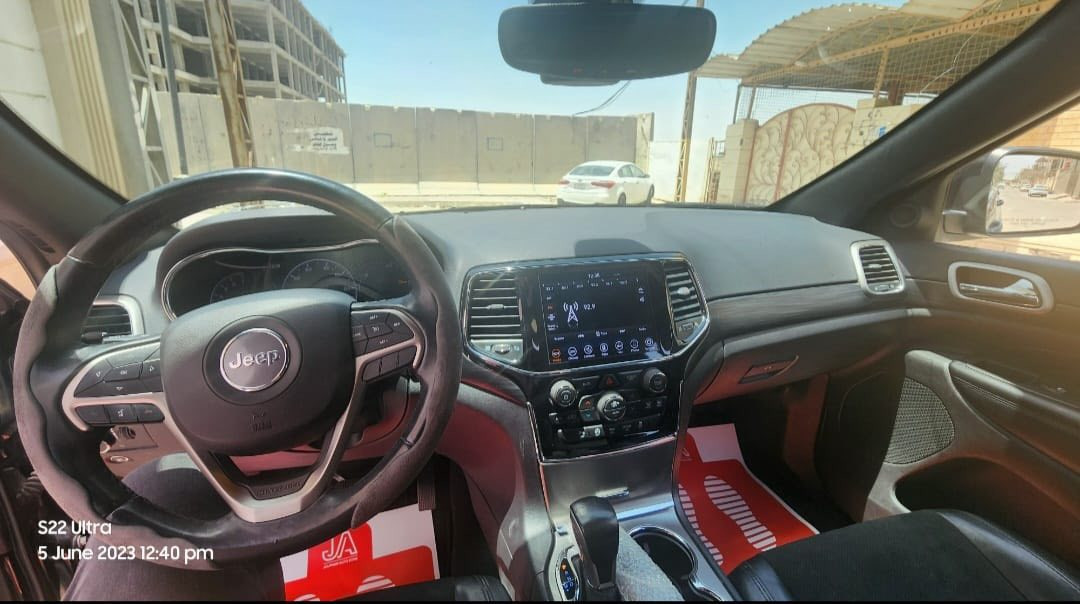 Jeep Grand Cherokee -جيب كراند شيروكي بلاك توب (التتيود) موديل 2020 
انا مستوردها .. رقم بصرة وبأسمي 
-
حادثها جانبي مثل ما موضح بالصور الجاملغ  الامامي الايمن مبدل والباب مالت العبري حار وبنيد بارد هاي تفاصيل الحادث والتصليح بالعراق بالبصرة على ايدي..
-
السيارة محرك فول برغي ما مفتوح بيه على شد الشركة السيارة فور ويل فقط تبريد قطعتين امامي وخلفي وتبريد كشن السايق والعبري وتدفئة للستيرن .
كاميرا خلفية وحساسات خلفية 
بريك تلقائي ، اطفاء ذاتي عند التوقف ،بيهة مود سبورت .
السيارة ويل 20 اصلي  مالت الشركة..
 باب الجنطه كهربائي وبيه 3 دكم يم السايق وورة .
كشنات جلد ومخمل. 
كشن السايق كهربائي.
المرايات الجانبية بيها نقاط عمياء .
السيارة بصمه و تشغيل عن بعد.
للتواصل : *********** (واتساب فقط)
