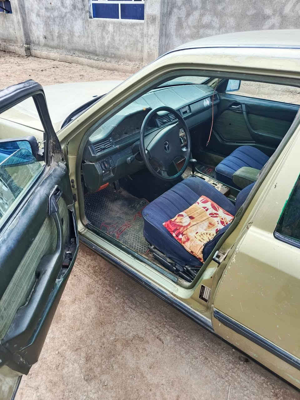 السلام عليكم مارسدس دب للبيع 300 رقم بغداد انگليزي سنويه 27 كير ومحرك 2500 فيفي تي حداديه وسط تخم تاير سياره قواعد دبل سليمه 
السعر 32 
مكاني ناصريه الغراف 
***********
