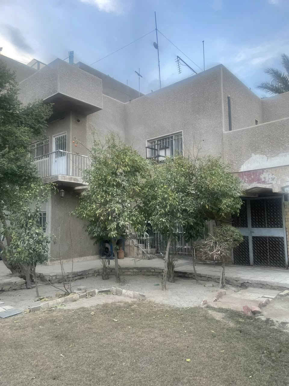 مشتملات اثنين واحد فوق الآخر مساحة 9*30 يعني 270 متر في منطقة البلديات تصلح للسكن ،بناء. في عام 2000 ، كل مشتمل يتكون من غرفتين ومطبخ وهول وحمام ، هذه القطعة من ضمن غرف قطعة مساحتها. 600 متر ، تقع بالقرب من اعدادية البلديات ،سعر المتر الواحد 3،250،000 (ثلاثة ملايين ومائتان وخمسون ألف دينار ، الاتصال ***********
