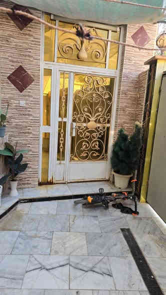 معروض لدينا #للبيع
بيت 117 متر ركن طابقين حديث مسلح وعلى ساحه ، مكان مميز ومنطقه هادئه السعر 210 
للأستفسار ***********  او مراجعة المكتب ،  عنوان البيت في الحي العسكري
