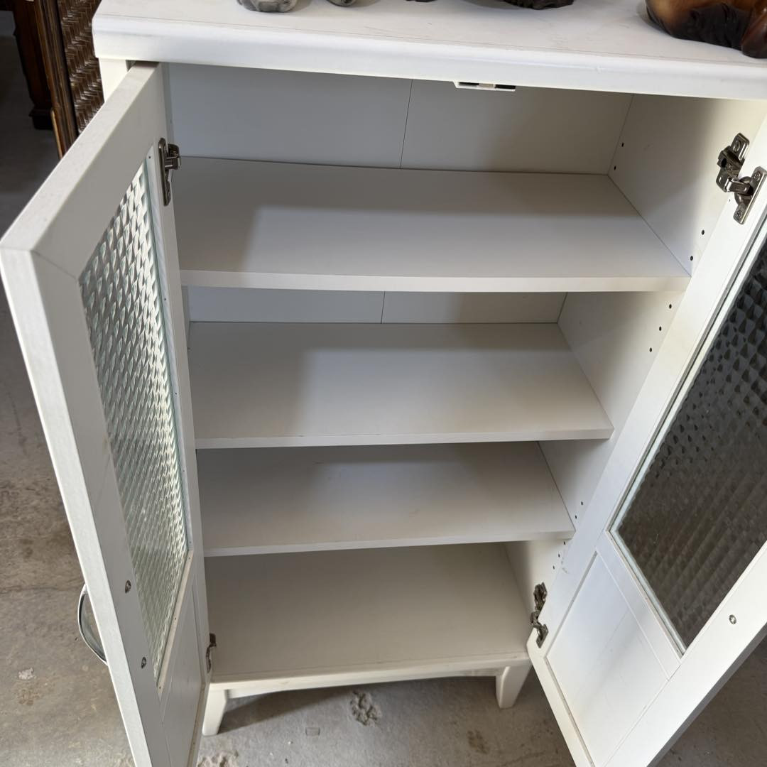 التصميم: تتميز بأرجل رشيقة بارتفاع 11.3 سم، مما يسهل عملية التنظيف تحتها، ومقابض أبواب مصنوعة من سبائك الزنك بتصميم ريترو.
الأبعاد التقريبية: يبلغ عرضها حوالي 56.6 سم، وعمقها 29.7 سم، وارتفاعها الإجمالي 109 سم.
الاستخدام: الخزانة متعددة الاستخدامات، حيث يمكن استخدامها كخزانة جانبية (بوفيه) في المطبخ، أو كخزانة كتب، أو حتى لتنظيم مستلزمات الحمام.
التفاصيل الفنية: تحتوي من الداخل على أرفف قابلة للتعديل بزيادات قدرها 3 سم لتناسب مختلف أحجام


**إذا كنت صاحب هذا الإعلان وتريد حذفه لأي سبب، رجاءا أرسل رسالة إلى الدعم الفني**