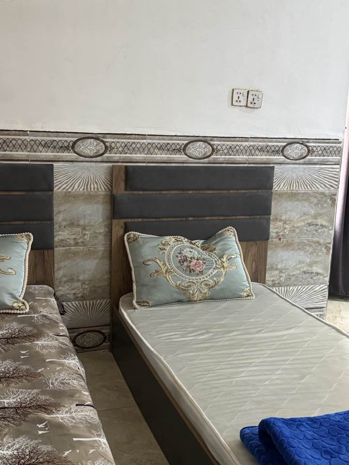 السلام عليكم من رخصة الادمن غرفه  نوم تركي مكونة من كنتور الارتفاع 2متر العرض 220 +جربايات2 /  الطول 2 متر العرض 90 + ميز تواليت الارتفاع 140 العرض 90 /مابيه شي فقط الكنتور يحتاج تركيب /للبيع مستعجل مكاني البصرة السعر 200 مستعجل للاستفسار الرقم ***********
