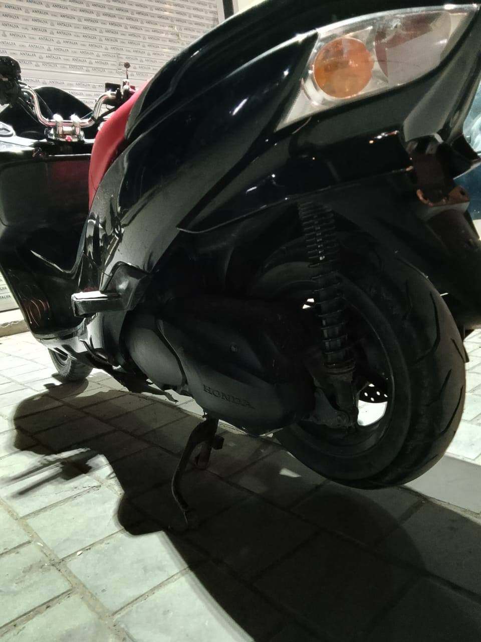 السلام عليكم
دراجه  تعال وشوف واخذه وين متريد لأيفيتر 

 010 
مواصفات معروفه       مري نيكل دواسات نيكل 
الكهربائيات كلها شغاله 
 كفاله عامه المكينه  
الكشر بيه شخوط مثل مموضح كدامكم 
اوراق ضايعه أكفلك من كلشي 
نواقص چاملغ أمامي وجامه وشاشه المسجل عطلانه  
السعر 9  عراقي مليون و260 الف 
العنوان بغداد متواجد فقط رقم هاتف ***********
