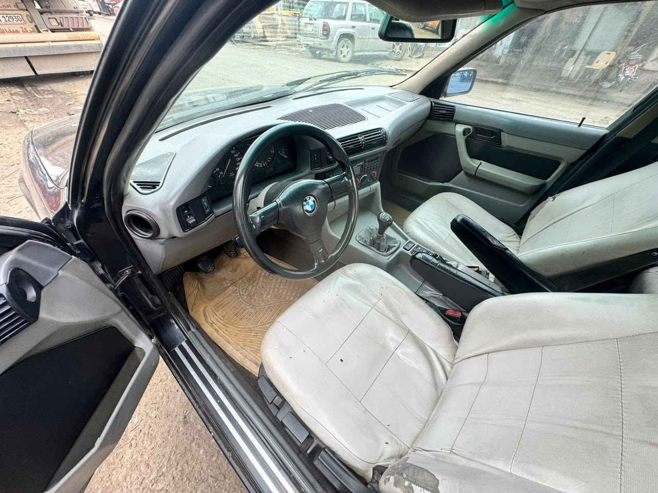 بي ام  موديل 1991
بلادي i525 
كير عادي محرك كبس 
صبغ عام للجماليه مابي اي ضربه سياره نضيف 
كابون بنزين بي شرط تحويل 
سعر ٥٢ بي مجال
مكاني كركوك 
***********
