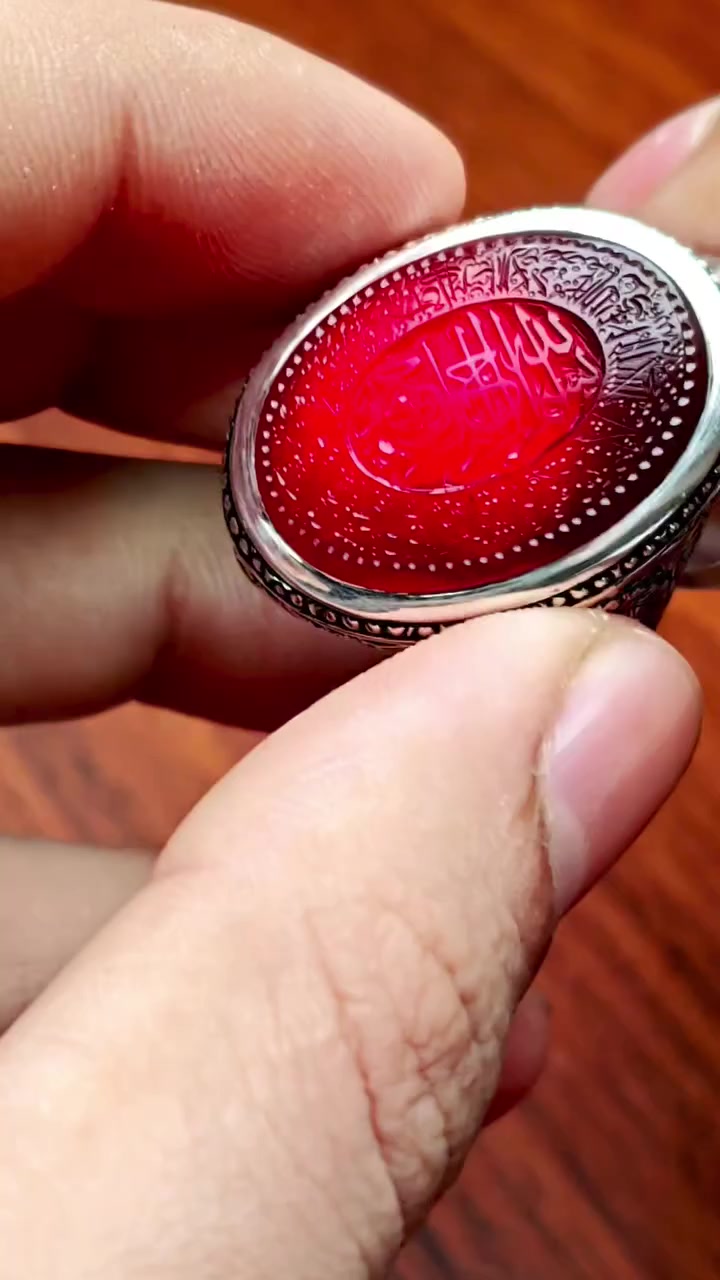 عقيق يماني 🔥
كرز اليمن الخام – نخب أول
قطعة سوبر VIP لا تتكرر 💎👑
بقلم الأستاذ حميم
من مدرسة العلامة الكبير ميثم قاسمي ✍🏻
صياغة عارف البحرين ✨
مخطوط عليه آية الكرسي المباركة كاملة 🤍
﴿اللَّهُ لَا إِلَٰهَ إِلَّا هُوَ الْحَيُّ الْقَيُّومُ لَا تَأْخُذُهُ سِنَةٌ وَلَا نَوْمٌ لَهُ مَا فِي السَّمَاوَاتِ وَمَا فِي الْأَرْضِ مَن ذَا الَّذِي يَشْفَعُ عِندَهُ إِلَّا بِإِذْنِهِ يَعْلَمُ مَا بَيْنَ أَيْدِيهِمْ وَمَا خَلْفَهُمْ وَلَا يُحِيطُونَ بِشَيْءٍ مِّنْ عِلْمِهِ إِلَّا بِمَا شَاءَ وَسِعَ كُرْسِيُّهُ السَّمَاوَاتِ وَالْأَرْضَ وَلَا يَؤُودُهُ حِفْظُهُمَا وَهُوَ الْعَلِيُّ الْعَظِيمُ﴾
— من القرآن الكريم سورة البقرة 255 🌙✨
فخامة يمانية أصيلة، روحانية عالية، حضور مهيب يلفت الأنظار 💼🔥
قطعة للذوق الرفيع وأهل النوادر فقط 🏆💎
#عقيق_يماني 💎
#كرز_اليمن 🔥
#نخب_اول 👑
#صياغة_عارف ✨
#آية_الكرسي 🤍
#حسين_الصائغ 🏆@


**إذا كنت صاحب هذا الإعلان وتريد حذفه لأي سبب، رجاءا أرسل رسالة إلى الدعم الفني**