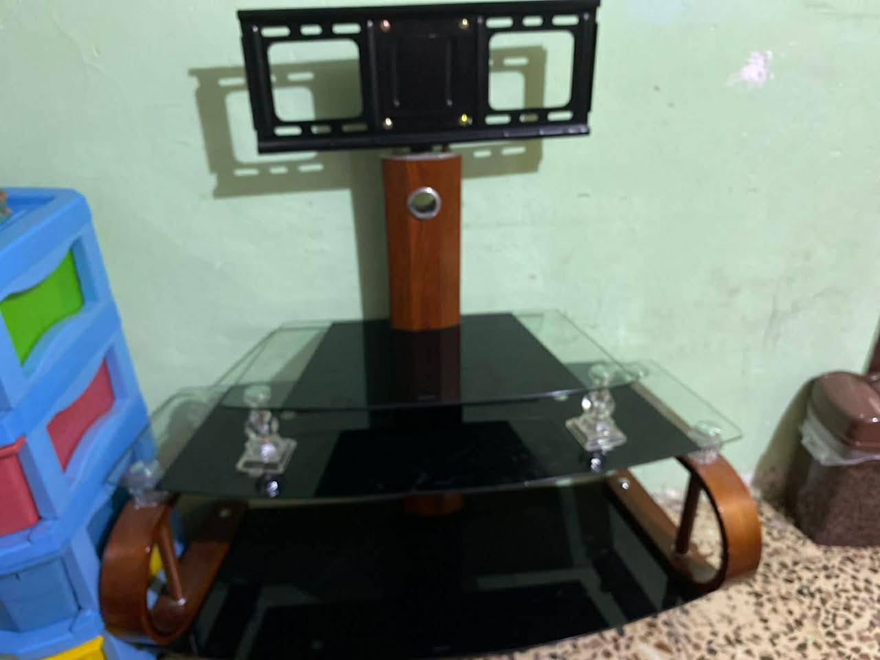 السلام عليكم 

ميز طعام ست كراسي سحب يتكبر ويتصغر ما مستخدم السعر 200 بي مجال 

ميز بلازمه مستخدم شي قليل نضيف السعر 100 

عنوان حي الجمعية 
هاتف 📞 ***********
