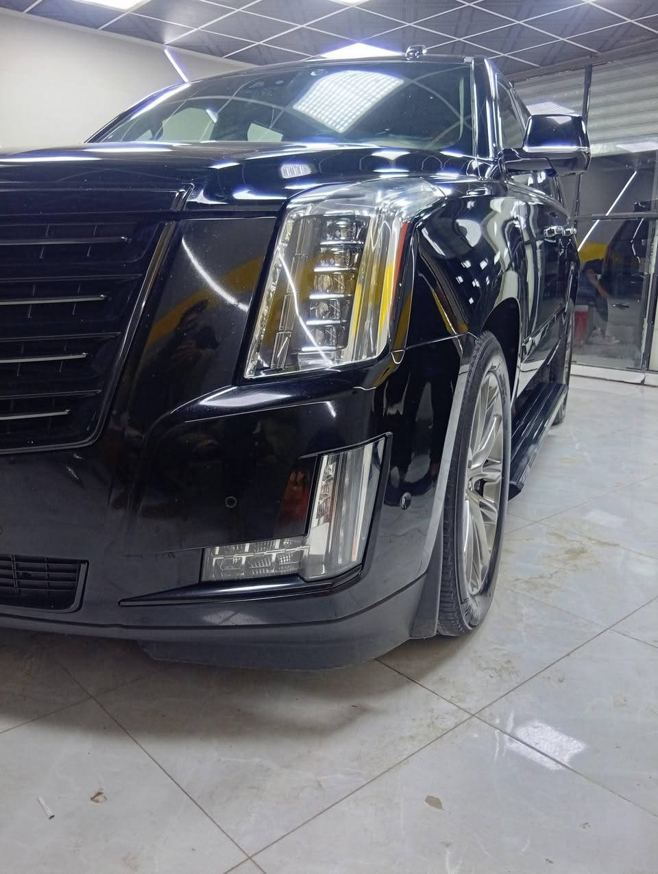 كاديلاك اسكاليد 2020 بلاتينيوم دبل رادار. (خليجي) 
 
السيارة كفاله عامه من الحادث والصبغ والبارد. 
المحرك كفاله من الفتح و التبخير وكلشي 
الكير كفاله من كلشي. 
كهربائيات كله كفاله شرط كلوب واحد ما مشتغل بيها. 
السيارة ماشية 165 الف كيلومتر.
رقم بغداد تحويل مباشر .

1-محرك v8 6200 cc.  تم استبداله جديد .
2-كير ١٠ نمر هايدراماتيك.
3-لايت امامي ٥ عدسات زنون .
4-كشافات زنون .
5-حساس امامي .
6_رادار امامي .
7-السيارة خمس كامرات وكامره 360 درجة. 
8-ويل ٢٢ انج .
9- ابواب بصمة خمس بصمات. 
10-بصمة تشغيل. 
11-مري شفط +قلابة 
12-اشاير مري
13-رادار مري جانبية 
14-دوسات كهربائية تنفتح وتنسد ويه فتحة الباب. 
15-دواخل عسلي. 
16-تنتة كنتارا اسود 
17-المراية الوسطية تتحول الى كامرة خلفية 
18-سلايد روف
19-كشنات خزن ميموري وضعيتين 
20-كشنات امامية كهرباء 
21-تدفئة تبريد كشنات 
22-سكليتر كهرباء 
23-مساج كشنات امامية 
24-ستيرن كهرباء 
25-تحكمات ستيرن 
26-داتا شو 
27-تحكم فور ويل 
28-عداد ديجتال
29-تدفئة ستيرن 
30-شاشة كبيرة لمس 
31-قاصة 
32-جميع التحكمات لمس 
33-ثلاجة 
34-شاحن لاسلكي 
35-مخارج usb+aux +مخرج كهرباء 110v+مخرج hdmi 
36-شاشه خلفية وسطيه.
37-كشنات وسطية تدفئة 
الكشنات الوسطية 38-والخلفية تحكم كهربائي
39)باب الصندوق جكات. كهرباء 
40-حساس استشعار القدم لفتح الصندوق 
حساسات خلفية .

مكان / ديالى بعقوبة. 
السعر /390وبيها مجال حك الجية وتشلع عيوني. 
رقم الهاتف/ *********** بعقوبة, ديالى
