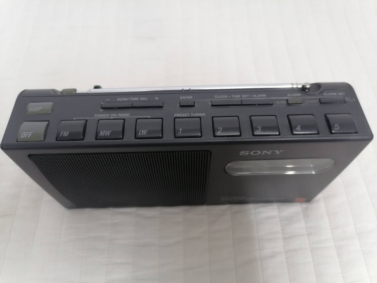 السلام عليكم جهاز جديد جديد جدآ
سوني ٣ موجات مع خزن ٥ محطات جديد حتى كتاباته ممسوحه يعني ممستخدم الجهاز ٤ بطاريات قلم مع كيبل كهرباء بي مواصفات حلوه باحث تلقائي باحث يدوي 
العنوان بغداد - البياع موجود ***********‪ واتساب
