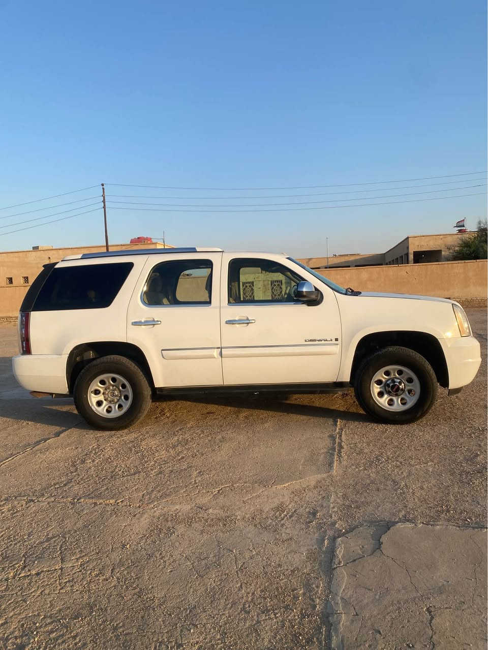 🚗 جمسي دينالي 2007 🚗
​المواصفات الكاملة للسيارة).
​🔹 النوع والماركة: جمسي يوكون دينالي (GMC Denali)
🔹 الموديل: 2007
🔹 اللون: أبيض أصلي
🔹 الوضعية الميكانيكية: سيارة جاهزة ومصروف عليها، محرك، كير، دفرنش (اكسل)، وحدادية كلها بحالة ممتازة وخير من الله.
🔹 الإطارات: طقم تايرات جديد (توه راكب).
🔹 حالة البدن (الصبغ): بيها جاملغ وبنيد صبغ، بدون أي دواخل (الداخل مكفول تماماً).
🔹 مكان التواجد: قرنه وبغداد السعر 170 وبيه مجال مراوس ابوما دورنكو تاهو موديل حديث ونطي فرق نقد *********** القرنة, البصرة
