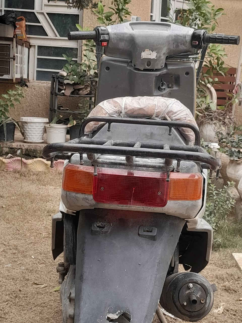 السلام عليكم دراجة بيكم حمل ياباني فحل نكره سلف وهندر مكينة ناعمة خير من الله لايت اشاير تخم تاير جديد السعر ٣٥٠ بيه شوية مجال الاتصال ***********
