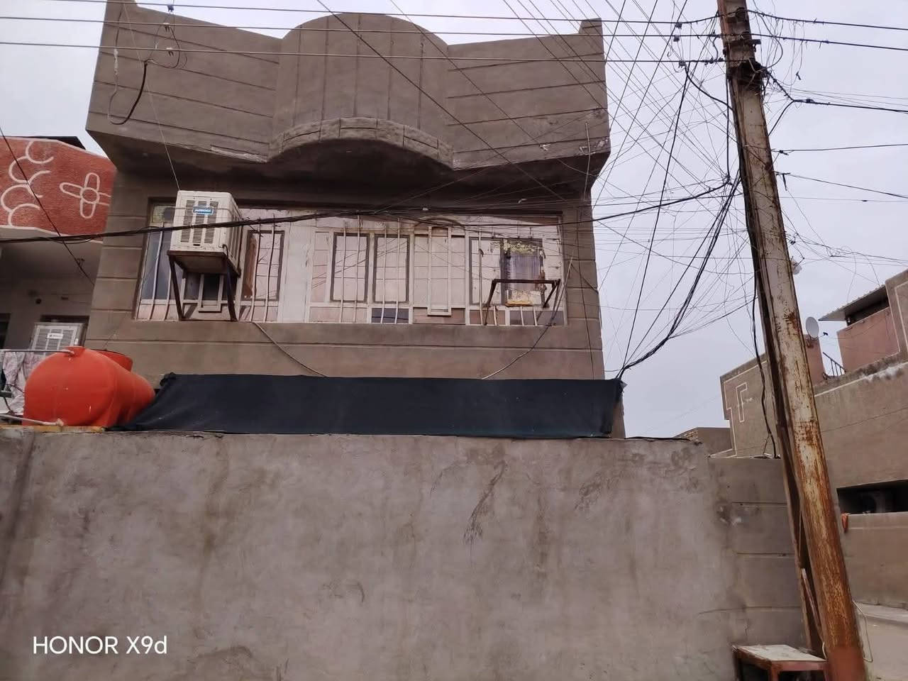 بناء حديث  مساحته 80/متر ركن طابو صرف يحتوي علي طابقين الطابق الاول مطبخ واستقبال و٢ غرف وحمام وتواليت والطابق الثاني يحتوي على ٣ غرف نوم وحمام مشترك وبيتونه و٢ سطح السعر١٢٥ مليون
***********🍀
