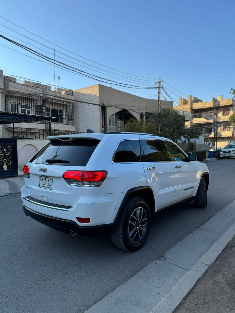 سلام عليكم 
جيب كراند شيروكي لمتدد 2019 4x4
ماشية 24 الف مشتريه زيروا ع ايدي 
ضرر جاملغ خلفي فقط  
1 سلايد +V6
2 بصمة +بصمة ابواب + تشغيل ع بعد 
3 جلد + تدفئة وتبريد كشنات وستيرن 
4 جنطة كهرباء + كامرة دوارة + حساسات
5شاشة جبيرة +ماوس +فول تحكمات ستيرن 
عليه ادامة كاملة + تخم تاير دلوب قبل شهر شاده
السيارة جديدة بمعنى الكلمة 
مكان السيارة حي الجامعة 
***********
