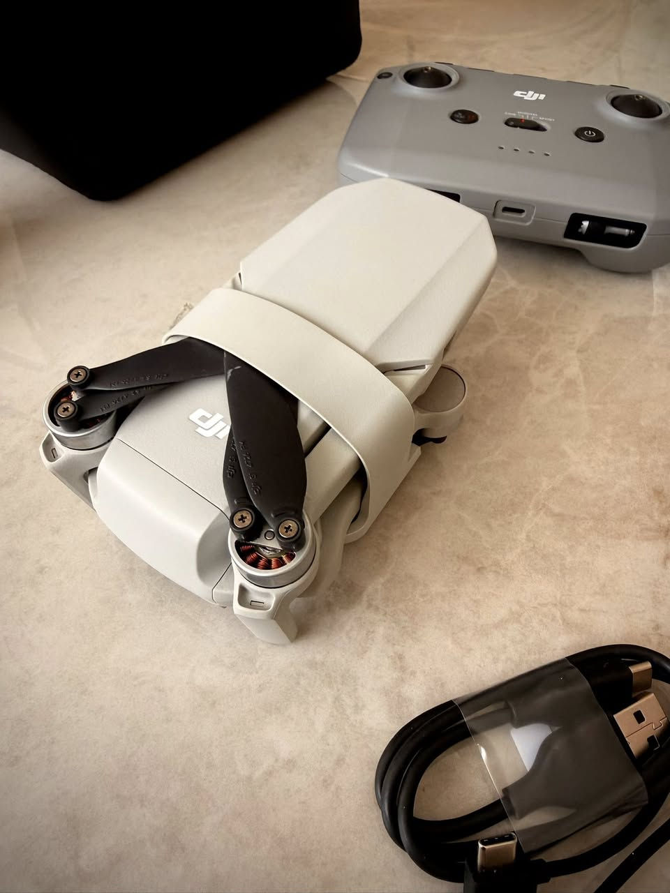 للبيع درون DJI Mini 2 (دقة 4K) نسخة الكومبو الكاملة، الطائرة بحالة الشركة (نظافة 100%) ومكفولة من أي شخط أو عطل تقني.

ملاحظة مهمة : الدرون من شركة CameraLK وكيل DJI فرع سيريلانكا وباسمي 
وعندي تخويل من الحكومة السريلانكية عند الاستخدام 
ومطايره ابد داخل العراق فقط للتجربة 
البيع على مسؤولية المشتري بالموافقات عند الاستخدام

• المواصفات: تصوير 4K احترافي، ثبات عالي ضد الرياح، ومدى إرسال طويل جداً (OcuSync 2.0).
• محتويات الباقة (Combo):
1. الطائرة والريموت كنترول الأصلي.
2. عدد (3) بطاريات بحالة ممتازة.
3. شاحن الكومبو الذكي (Hub).
4. حقيبة التنقل الأصلية من DJI.
5. كافة الملحقات (مراوح إضافية، براغي، وكيابل).
• التصوير: مرفق مع المنشور نماذج تصوير حية من عدسة الطائرة توضح جودة الألوان واستقرار الحساس.

السعر المطلوب: [600 الف]
المكان: [بغداد]
التواصل على الماسنجر


**إذا كنت صاحب هذا الإعلان وتريد حذفه لأي سبب، رجاءا أرسل رسالة إلى الدعم الفني**