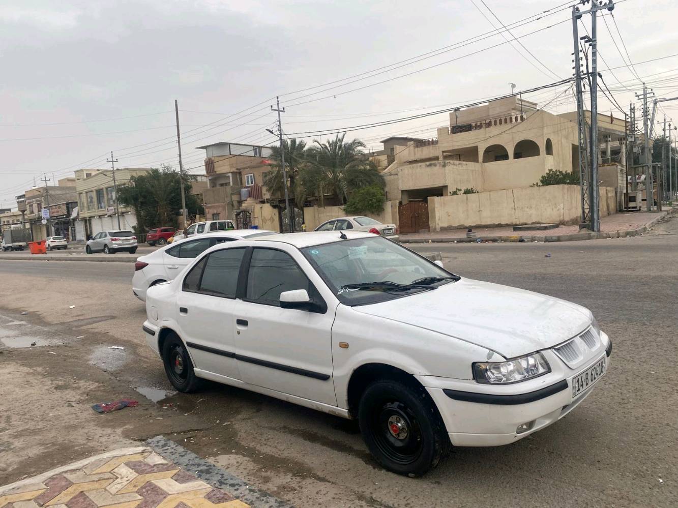 للبيع سيارة بيضاء بحالة جيدة، مجهزة بمقاعد جلدية بلونين الأسود والأحمر، وديكور داخلي مميز مع تغطية لعجلة القيادة. السيارة مناسبة للاستخدام اليومي وتتمتع بخاصية تشغيل الموسيقى عبر مشغل الأقراص.