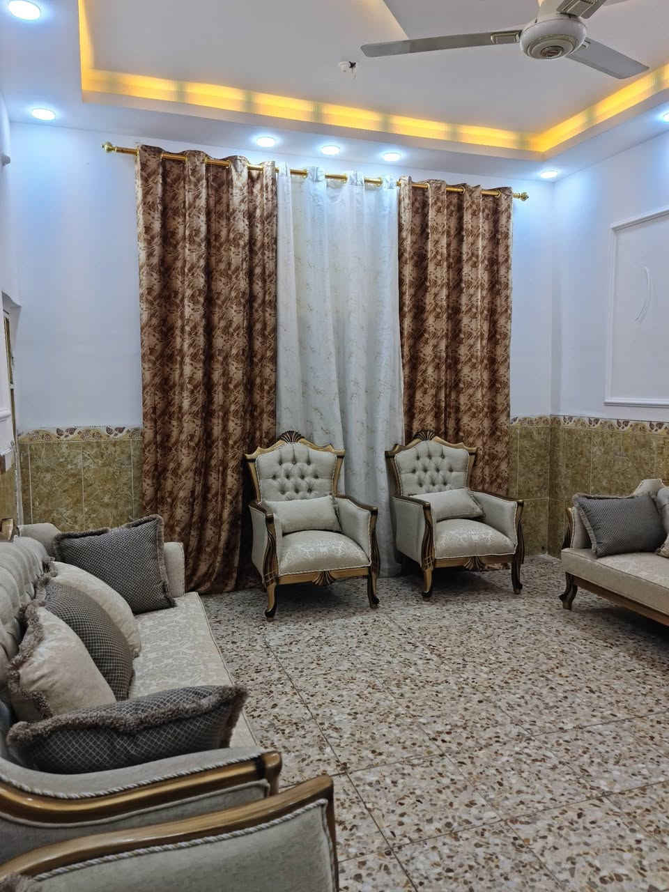 السلام عليكم ....
دار للبيع المساحة ١٤٥
القطعه مربعه
يحتوي على ٤ غرف الطابق الأول غرفتين ٥×٤ والطابق الثاني غرفتين ٨×٤ واستقبال ٦×٤+مطبخ ٥×٤+٢صحيات +صالتين+٢مناور البيت ماناقصه اي شي،
العنوان/خلف مول العميد الفرع السادس الصب مقابل المنتزه ثالث بيت عن السايدين الجدد مال حي الشرطه(السعر ٩٠وقابل للتفاوض).(***********)(***********).
