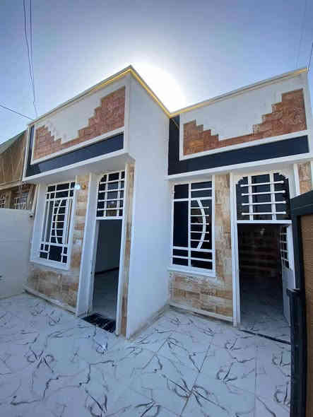 سلام عليكم بيت للبيع 
مساحة 75 م مربع مقابيل المدارس منطقة كاملة الخدمات. 
السكلات منطقة 11.
خلف الملعب.السعر 40وبي مجال الطيبين ***********
