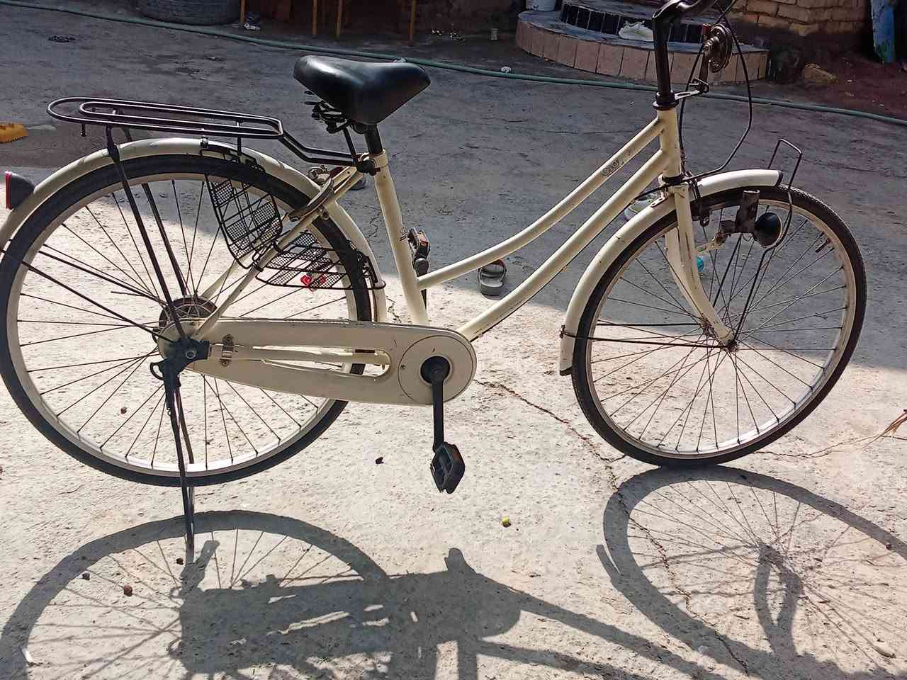 السلام عليكم بايسكل للبيع كل شي ما بيه شخطات بالشاملات السعر 110 موديل 13 رقم الهاتف ***********
