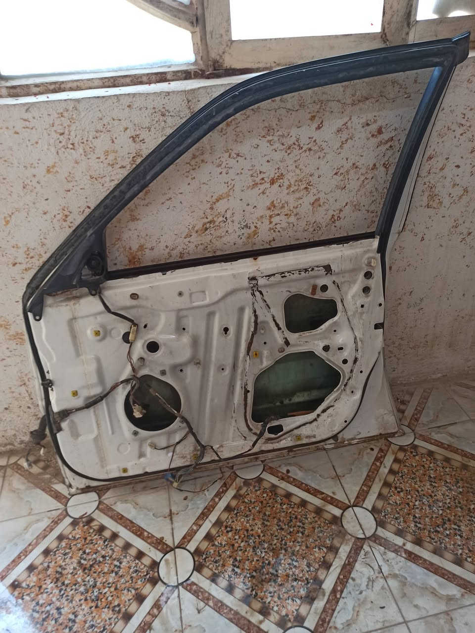 باب امامي سياره ملكه جهت الراكب جاهزه ونضيفه باب اول سعر خاص والاتصال علا *********** بي واتساب

